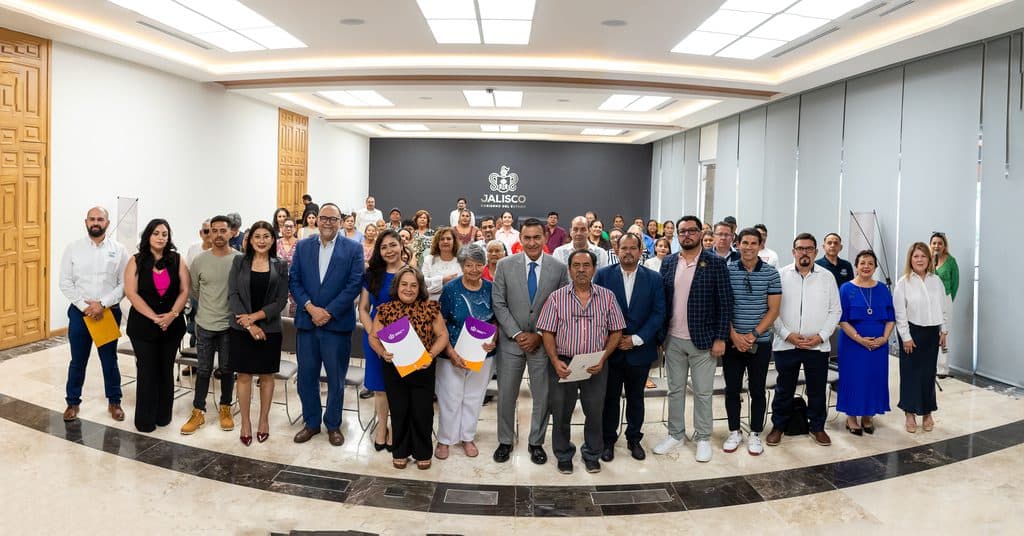 Impulsa Gobierno de Jalisco reunificación familiar con la entrega de 36 visas del programa Jalisco sin Fronteras