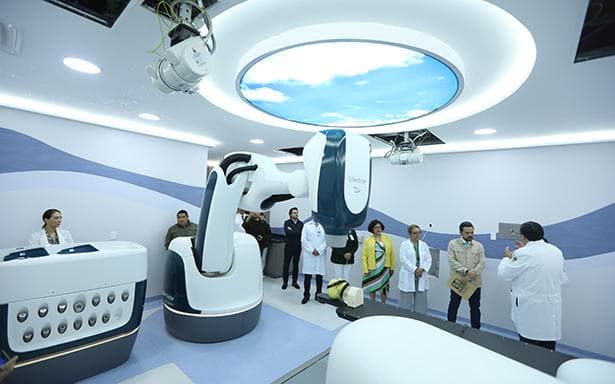 Sala de tratamiento del IMSS con tecnología avanzada para salvar la visión, mientras médicos explican el procedimiento a un grupo de personas.