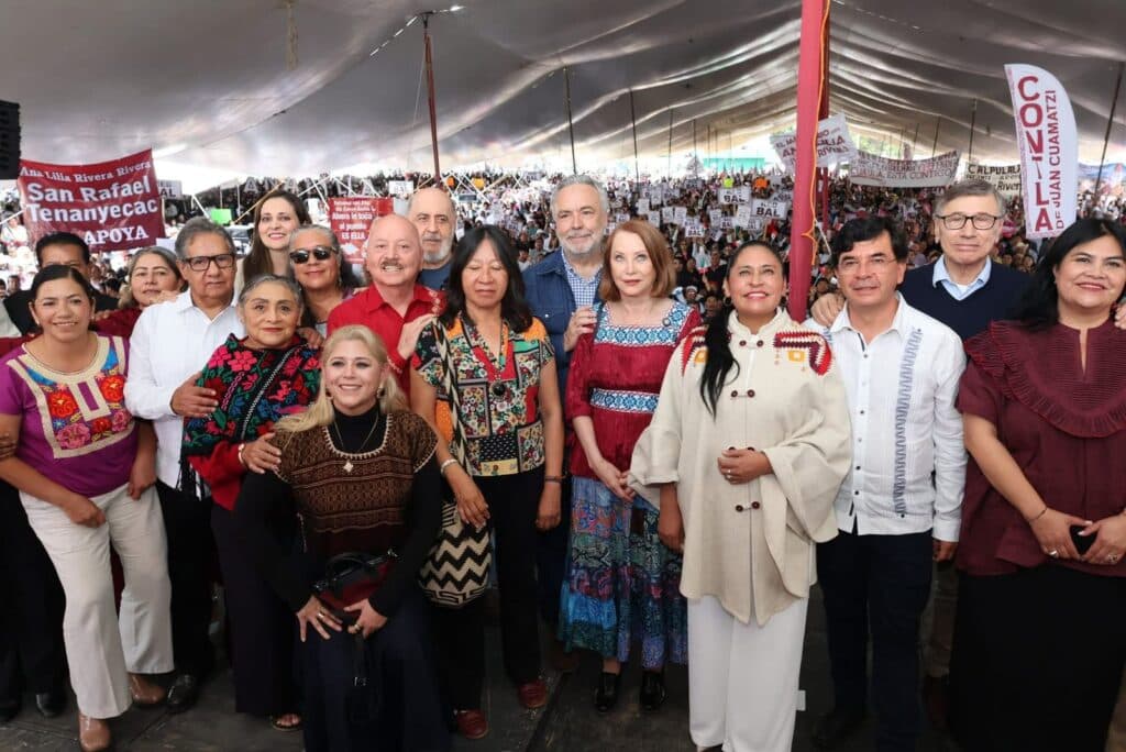 Senadora Ana Lilia Rivera junto a un grupo de personas en un evento político en Tlaxcala, celebrando su Segundo Informe de Actividades.