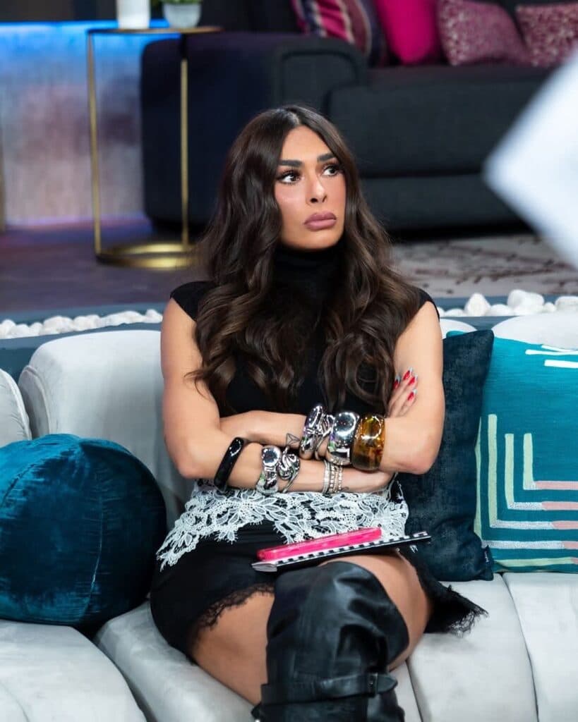 Galilea Montijo sentada en un sofá, con una expresión seria y brazos cruzados, durante su regreso a La Casa de los Famosos México 4.