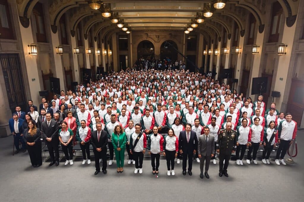 Delegación mexicana reunida en un evento oficial, lista para competir en los Juegos Centroamericanos y del Caribe 2026.