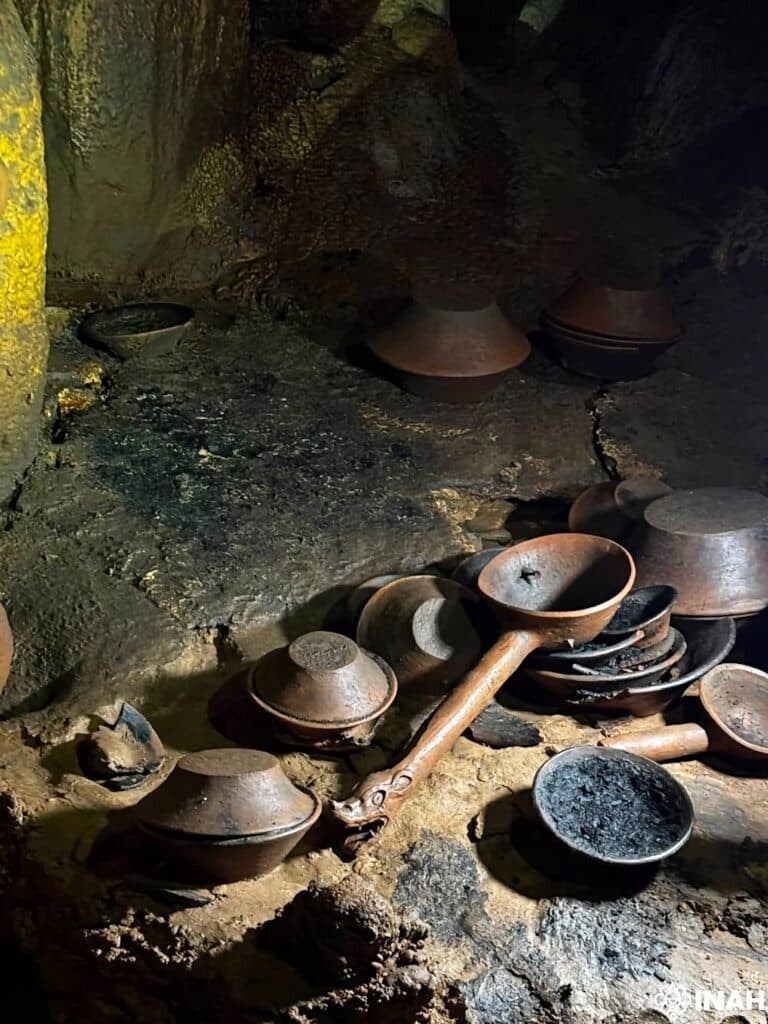 Recipientes cerámicos y fragmentos de vasijas descubiertos en una cueva de Cintalapa, Chiapas, en un hallazgo arqueológico del INAH.