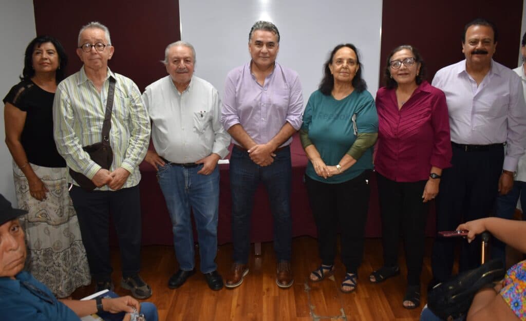 Hombres y mujeres de izquierda progresista en Casa MORENA Mexicali respaldan a Ruiz Uribe en un evento político.