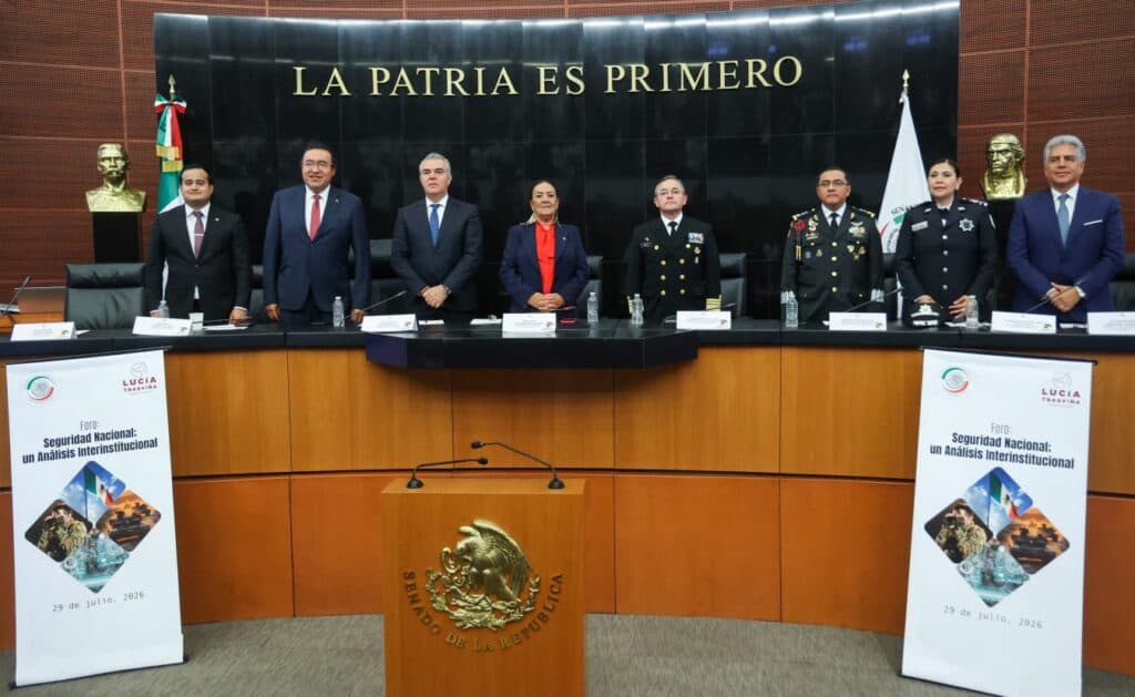 Participantes del 2.º Foro en Seguridad Nacional en el Senado, con banderas y discursos sobre coordinación institucional en México.
