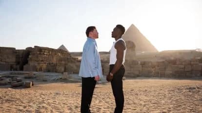 Canelo Álvarez y Christian Mbilli se enfrentan en un cara a cara en el desierto, con las pirámides de fondo.