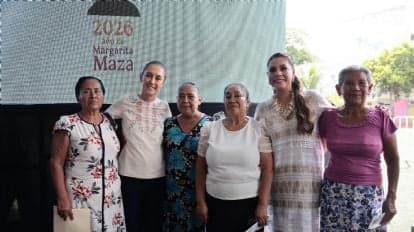 Claudia Sheinbaum junto a mujeres de Acapulco durante su visita para supervisar avances en la recuperación del puerto.