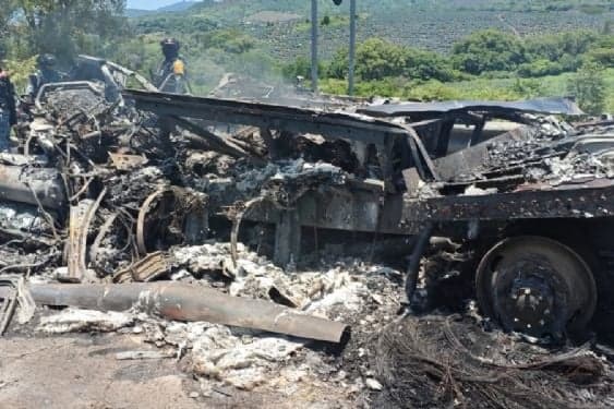 Accidente en la autopista Guadalajara-Tepic muestra un tractocamión calcinado tras choque múltiple, con restos de vehículos