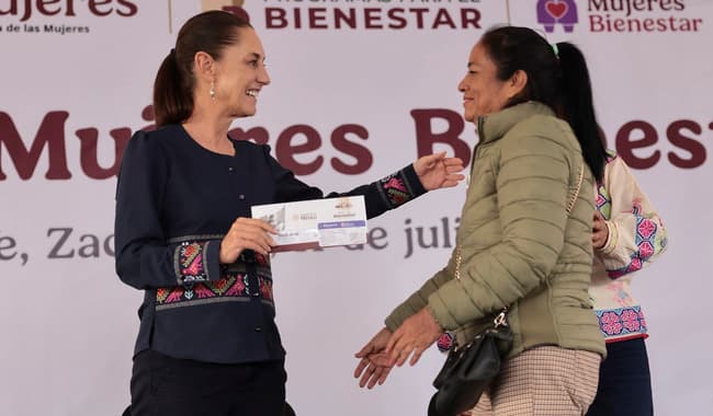Claudia Sheinbaum entrega tarjetas del programa Pensión Mujeres Bienestar a beneficiarias en Río Grande, Zacatecas.
