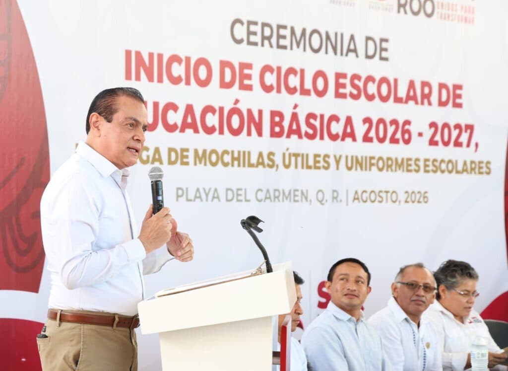 Arturo Castro, secretario de Gobierno Municipal, da un discurso en la ceremonia de inicio del ciclo escolar 2026-2027 en Playa del Carmen.