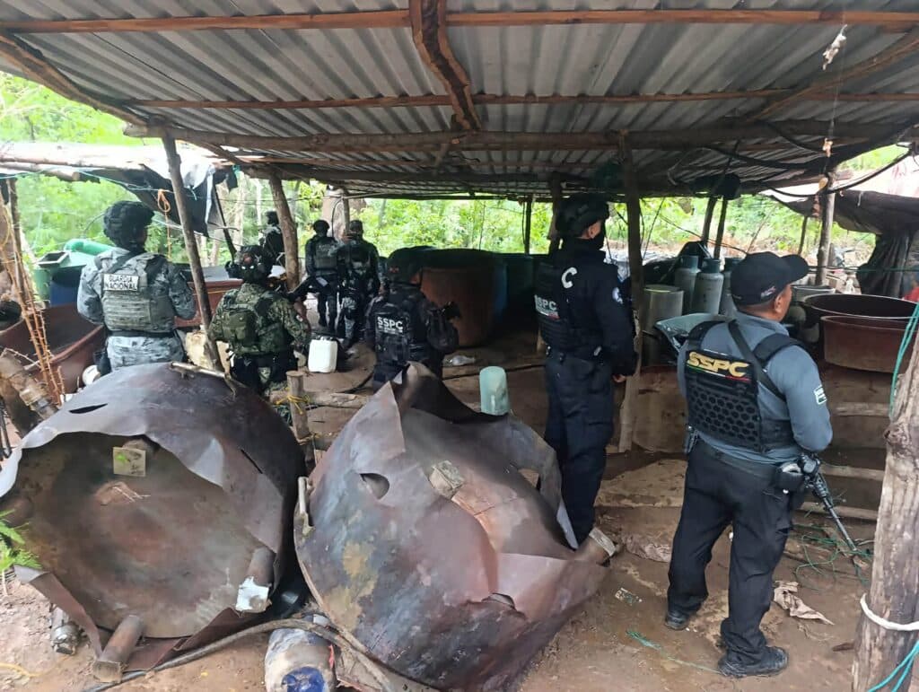 Desmantelan tres laboratorios ilegales de metanfetamina en Guerrero; incautan cientos de tambos y reactores