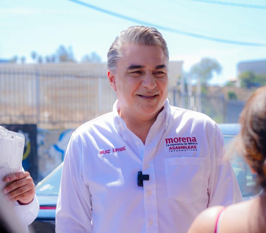 Ruiz Uribe sonríe mientras interactúa con vecinos de Lomas Taurinas, compartiendo resultados del informe de Claudia Sheinbaum.